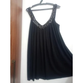 Foto Vestido de festa com lantejoulas na gola