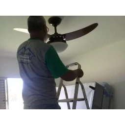 Foto  ventiladores de teto instalação revisão manutenção consertos reparos para deixar o ambiente com temperatura agradavel