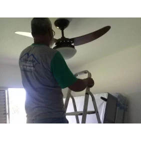 Foto  ventiladores de teto instalação revisão manutenção consertos reparos para deixar o ambiente com temperatura agradavel