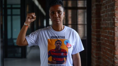 Foto: Prêmio internacional reconhece mãe de jovem morto pela polícia do Rio