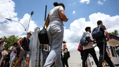 Foto: No DF, candidatos do Enem chegam cedo sob sol forte e ansiedade