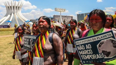 Foto: Indígenas celebram remarcação de julgamento do marco temporal