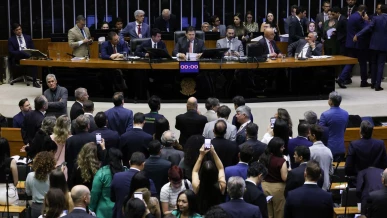 Foto: Câmara retoma trabalhos após retirada à força de Braga