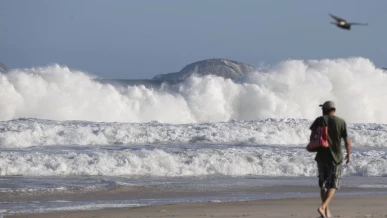 Foto: RJ: praias seguem com ressaca e banhistas devem evitar entrar no mar