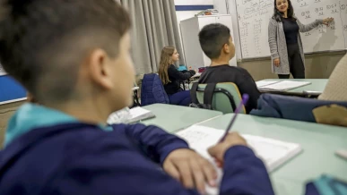 Foto: CNTE comemora reajuste do piso do magistério; prefeitos contestam