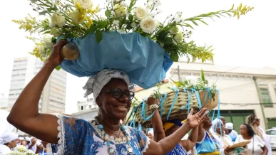 Foto: Devotos presenteiam Iemanjá em série de homenagens no Rio de Janeiro