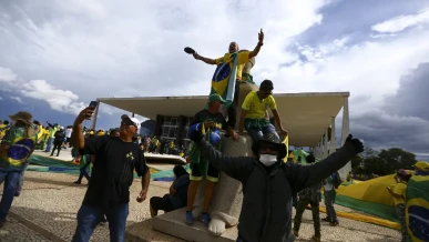 Foto: Argentina concede refúgio permanente a condenado pelo 8 de janeiro