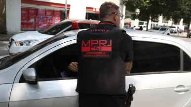 Foto: PMs do Rio são denunciados por desviar armas apreendidas em operações