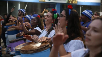 Foto: Cortejo de culturas tradicionais reúne três gerações da mesma família