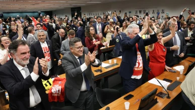 Foto: Comissão aprova relatório de PEC que acaba com escala 6X1