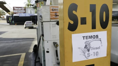 Foto: Petrobras ajusta preços do diesel para R$ 1,12