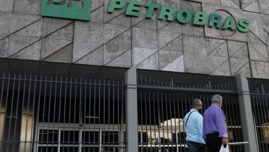 Foto: Com alívio da guerra, Petrobras reduz preço do querosene de aviação