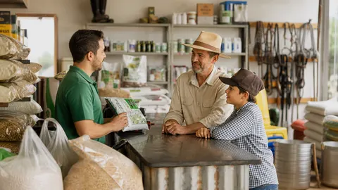 Quem compra em uma agropecuária em Guarujá