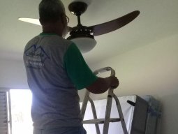 Foto  ventiladores de teto instalação revisão manutenção consertos reparos para deixar o ambiente com temperatura agradavel